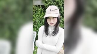 Cô gái ra đường cho trai lạ đụ