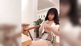 Em thích cảm giác show hàng nơi công cộng 2
