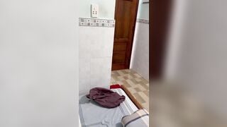 Lén tháo bao chơi trần em phò thì bị phát hiện 2