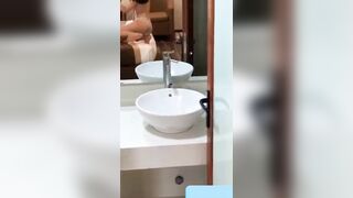 Bé teen dâm mê liếm mút