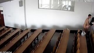 Sọi cam thấy hai em sinh viên đang địt nhau trong lớp học dâm đãng
