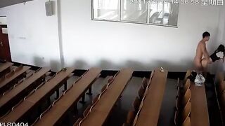 Sọi cam thấy hai em sinh viên đang địt nhau trong lớp học dâm đãng