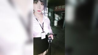 Gái xinh có cu không mặc quần đi dạo phố dâm đãng kích thích
