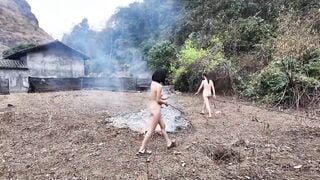 Hai em gái xinh về quê khoả thân đi dạo ngoài đường