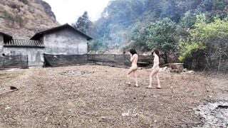 Hai em gái xinh về quê khoả thân đi dạo ngoài đường