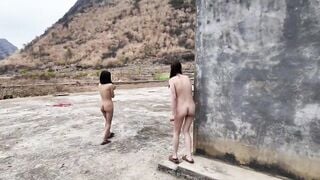 Hai em gái xinh về quê khoả thân đi dạo ngoài đường