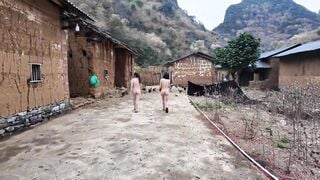 Hai em gái xinh về quê khoả thân đi dạo ngoài đường