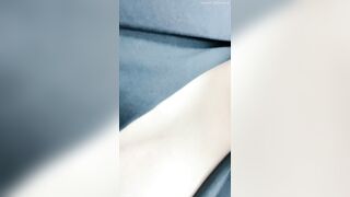 Em học sinh public trong tiệm hớt tóc