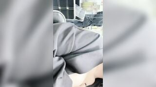 Em học sinh public trong tiệm hớt tóc