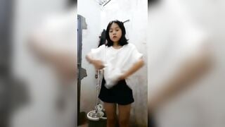 Lén ba mẹ vào nhà tắm lột đồ cho người yêu xem