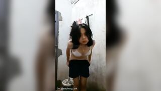 Lén ba mẹ vào nhà tắm lột đồ cho người yêu xem