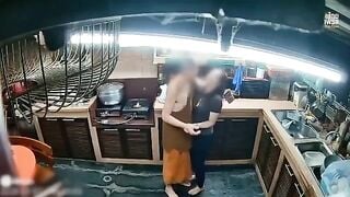 Những góc quay khác nhau của sư chủ trì thấy lan đụ phật tử có chồng tại chùa.