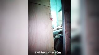 Đi ngang phòng dì út thấy dì vừa xem sex vừa thủ dâm thằng cháu họ liền vào giúp dì.