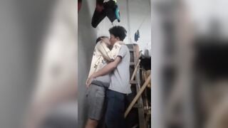 LÉN LÚT VỚI EM HỌ Ở GÓC NHÀ