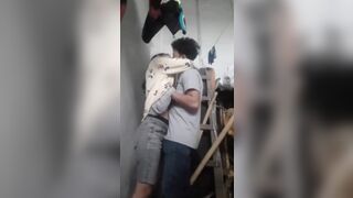 LÉN LÚT VỚI EM HỌ Ở GÓC NHÀ