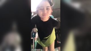 BỐ MẸ ĐI VẮNG ĐỊT CON EM HỌ SƯỚNG KHÔNG NGẬM ĐƯỢC MỒM
