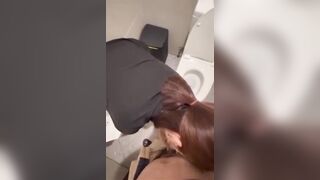 Dì họ đang đi toilet thì cháu trai bắt bú cu đè ra doggy