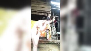 Em gái đăk Lắk tắm rửa ngồi nhà lộ thiên như trốn không người.