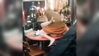 Rảnh rỗi sư thầy tự xem sex tự sục cặc rồi gọi cô bạn gái đã có chồng vào chùa đụ.