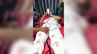 Anh họ vào phòng em 2k10 dụ dỗ em gái xem điện thoại mục đích xoa hạt le con bé.