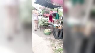 Dâm nữ khỏa thân public mặc đồ nhìn xuyên thấu đi treo a bán hoa quả may mắn