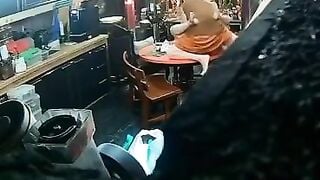 Diễn biến của sư thầy dắt phật tử có chồng về chùa đụ, có những góc quay khác nhau.