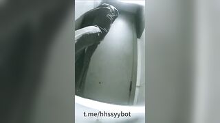 Vào toilet mà lồn cô gái nứng chảy ra sợi dài luôn