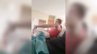 Cứ vạch cu ra là em tự giác bú mút