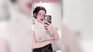 Cô Giáo Đại học, Chubby Vú sừng trâu Ko mặc áo ngực, Móc Lồn Thủ dâm live ở WC Múp Ko