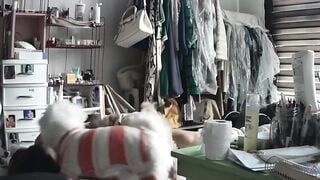 Bé gái ngủ trần truồng thấy nứng lồn liền bắt con chó nghịch cặc.