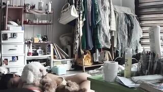 Bé gái ngủ trần truồng thấy nứng lồn liền bắt con chó nghịch cặc.