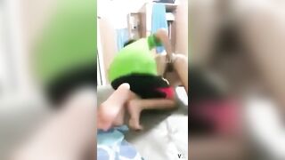 Chị gái nứng lồn nhờ thằng em họ thủ dâm tí mà nó lỡ nhéc cả bàn tay vào lồn chị nó.