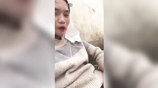 Lén ra sau nhà dùng sextoy để thủ dâm