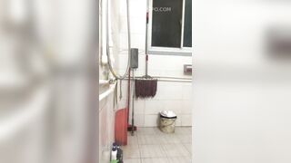 gạ xem em tắm , e còn đái cho anh xem