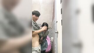 Bạn thân lớp 11 dắt nhau vào toilet trường học đụ nhau liều lĩnh là đụ không bao.