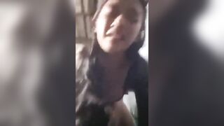 Ở nhà cứ thích thả rông ko chịu mặc quần sì líp em gái 2k8 bị anh họ đè đụ doggy.