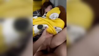 Dượng thấy ngực con có đẹp hơn mẹ không