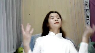 Mặc áo dài lên live show hàng