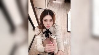 Cầm con cu bú thôi mà trông em nó thỏa mãn phết