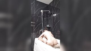 Vừa tắm vừa địt em ghệ dáng nuột
