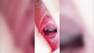 Xem trong lồn em nè, ướt thế này mà không ai thèm đụ