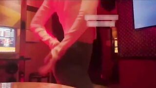 Quay video tại quán karaoke ôm đây
