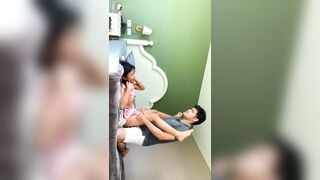 Cho anh hôn tý thôi xong đè luôn con em họ ra địt