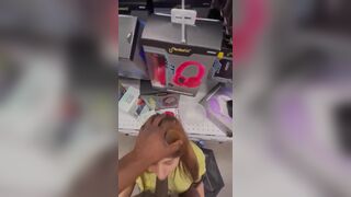 Chị đồng nghiệp thích bú mút cặc khủng dài đen ở quầy bán hàng