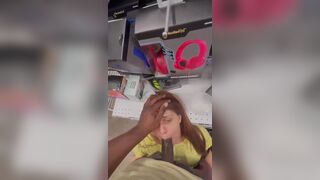 Chị đồng nghiệp thích bú mút cặc khủng dài đen ở quầy bán hàng