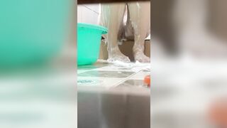 Quay lén bé em vợ bím múp đi tắm rửa lồn cực ngon,bím này mấy điểm các đồng dâm