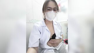 Cô bác sĩ vừa hết ca đã về nhà thủ dâm lồn múp