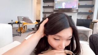 Hai anh tây some em Châu Á nhỏ nhắn