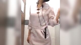 Tôi nhét đồ vào bên trong khi đang làm việc.