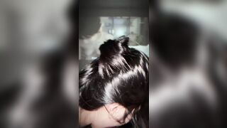 em họ mặc đầm đi tiệc mà không mặc đồ lót